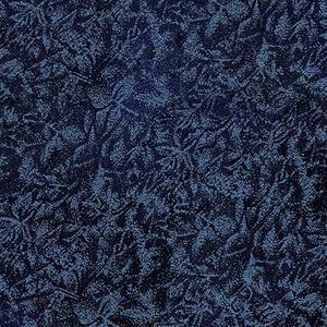 Può includere: Un tessuto blu scuro con un motivo blu chiaro di piccoli punti e vortici. Il tessuto ha una texture quasi simile a quella del camoscio.