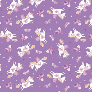 Peut inclure: Un motif sans couture représentant des licornes blanches avec des crinières et des queues arc-en-ciel, des fleurs roses et des papillons violets sur un fond violet.