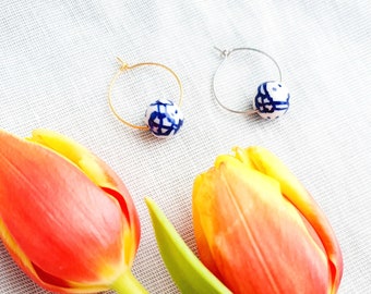 Delftsblauwe keramische kralenhoepels, mini-hoepeloorbellen met kraal, eenvoudige hoepels voor elke dag, Nederlandse keramische oorbellen, Holland-oorbellen met kralen
