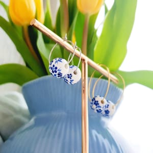 Delft Blaue Perlen Creolen, Mini Creolen mit Perle, einfache Creolen für jeden Tag, Delftsblauw Perlen, Holländische Ohrringe