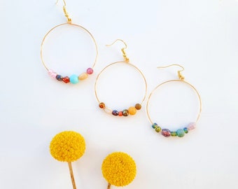 Aros con cuentas multicolor, aros colgantes originales, pendientes llamativos y joyas playeras personalizables.