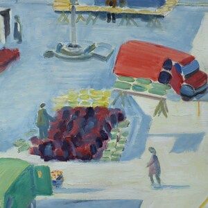 Pode incluir: Pintura abstrata de uma cena de mercado com uma paleta de cores azul e branca. Um caminh&atilde;o vermelho est&aacute; virado e um caminh&atilde;o verde est&aacute; estacionado perto. Figuras est&atilde;o espalhadas e h&aacute; barracas de mercado.