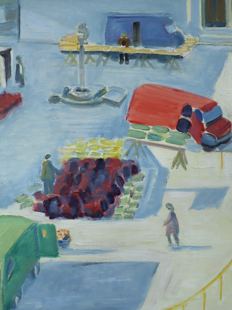 Pode incluir: Pintura abstrata de uma cena de mercado com uma paleta de cores azul e branca. Um caminh&atilde;o vermelho est&aacute; virado e um caminh&atilde;o verde est&aacute; estacionado perto. Figuras est&atilde;o espalhadas e h&aacute; barracas de mercado.