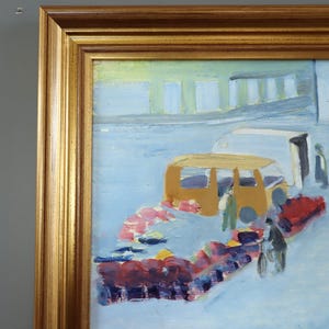 Pode incluir: Pintura a &oacute;leo original numa moldura dourada que retrata uma cena de rua com um autocarro amarelo, figuras e um carro vermelho. A obra de arte utiliza azuis, rosas e amarelos, criando uma vis&atilde;o vibrante e impressionista da vida urbana.