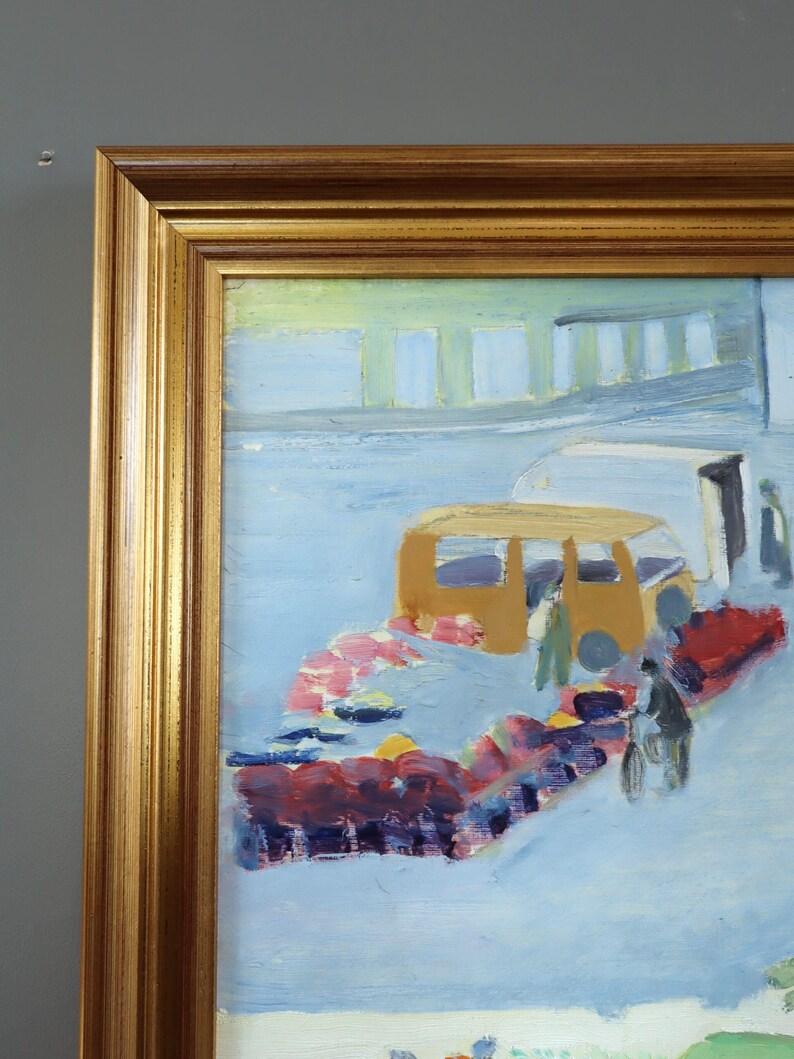 Pode incluir: Pintura a &oacute;leo original numa moldura dourada que retrata uma cena de rua com um autocarro amarelo, figuras e um carro vermelho. A obra de arte utiliza azuis, rosas e amarelos, criando uma vis&atilde;o vibrante e impressionista da vida urbana.