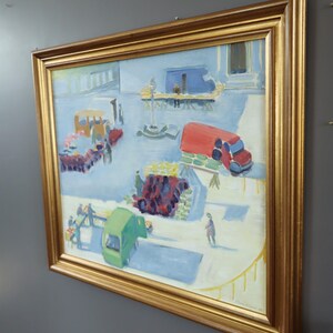 Pode incluir: Pintura a &oacute;leo numa moldura dourada que retrata uma cena de rua com figuras, ve&iacute;culos e bancas de mercado. A obra utiliza azuis, vermelhos, verdes e amarelos, criando uma composi&ccedil;&atilde;o din&acirc;mica. A pintura est&aacute; assinada no canto inferior direito.