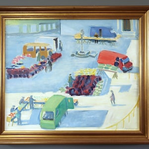 Pode incluir: Pintura a &oacute;leo emoldurada que retrata uma movimentada cena de mercado ao ar livre. A obra apresenta vans coloridas, bancas e figuras, com uma paleta de cores predominantemente azul e clara. A pintura tem uma est&eacute;tica vintage.