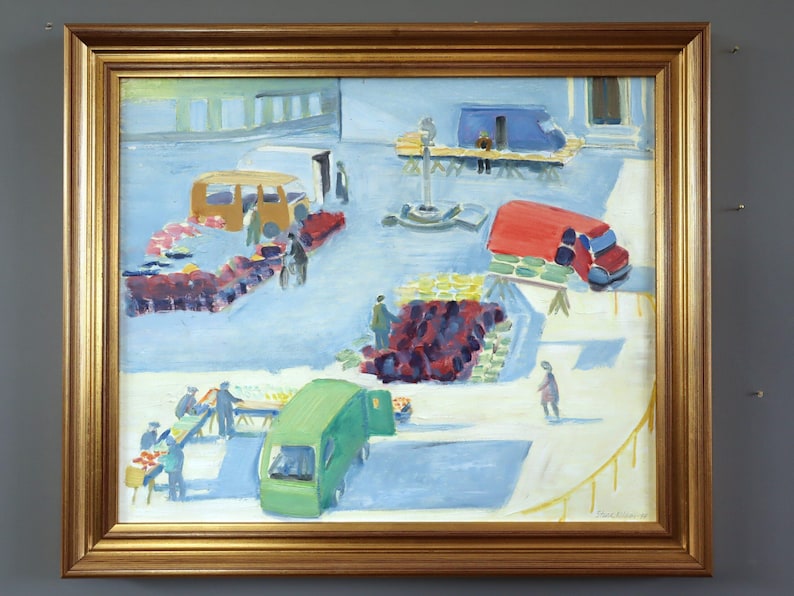 Pode incluir: Pintura a &oacute;leo emoldurada que retrata uma movimentada cena de mercado ao ar livre. A obra apresenta vans coloridas, bancas e figuras, com uma paleta de cores predominantemente azul e clara. A pintura tem uma est&eacute;tica vintage.