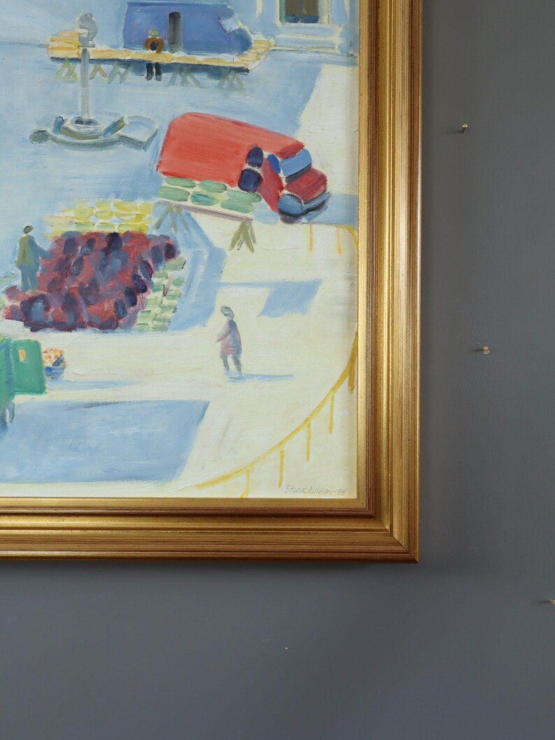 Pode incluir: Uma pintura a &oacute;leo emoldurada que retrata uma cena de mercado com um caminh&atilde;o vermelho, figuras e produtos. A obra de arte usa azuis, vermelhos, verdes e amarelos, criando uma atmosfera vibrante. A pintura &eacute; assinada no canto inferior direito. A moldura &eacute; dourada.