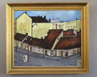 Pode incluir: Pintura a óleo de uma paisagem urbana com edifícios e telhados em tons de amarelo, castanho e cinzento, contra um céu azul. A obra de arte está emoldurada numa moldura de madeira dourada.