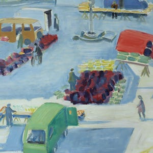 Pode incluir: Pintura impressionista de uma cena de mercado com v&aacute;rios ve&iacute;culos e figuras. Uma carrinha amarela, um cami&atilde;o vermelho e um cami&atilde;o verde s&atilde;o vis&iacute;veis. As bancas exibem produtos em tons de vermelho, roxo e amarelo. O fundo &eacute; azul claro.