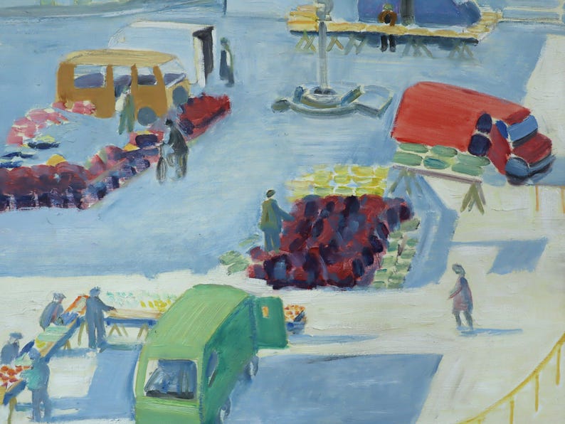 Pode incluir: Pintura impressionista de uma cena de mercado com v&aacute;rios ve&iacute;culos e figuras. Uma carrinha amarela, um cami&atilde;o vermelho e um cami&atilde;o verde s&atilde;o vis&iacute;veis. As bancas exibem produtos em tons de vermelho, roxo e amarelo. O fundo &eacute; azul claro.