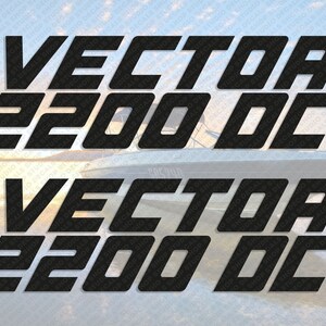 Può includere: Due adesivi in ​​vinile nero con il testo "VECTOR 2200 DC" in un carattere audace e stilizzato. Gli adesivi sono progettati per una barca o altra imbarcazione.