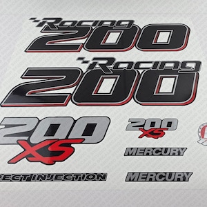 Könnte beinhalten: Ein Satz schwarzer und silberner Aufkleber mit roten Akzenten für einen Mercury 200 XS Außenbordmotor. Die Aufkleber enthalten die Wörter "Racing 200", "200 XS", "Mercury" und "Direct Injection".