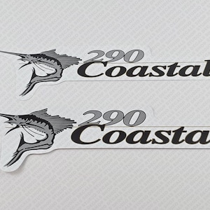 Peut inclure: Deux autocollants noir et blanc avec un motif de poisson marlin et le texte "290 Coastal".