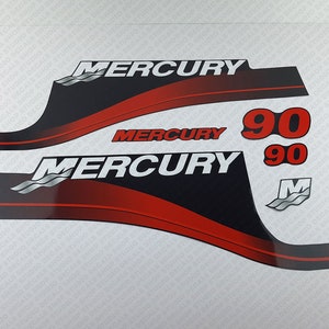 Może przedstawiać: Zestaw czarno-czerwonych naklejek na łódź z napisem "Mercury" i liczbą "90" w białym i czerwonym kolorze. Naklejki zawierają również srebrny logo fali.