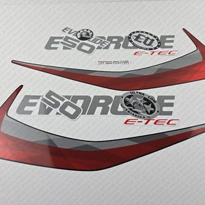 以下が含まれることがあります： 「ウルトラローエミッション」と「E-TEC」の文字が書かれた、グレーと赤のEvinrude E-TECのステッカー2枚