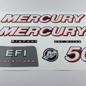Może przedstawiać: Zestaw białych i czerwonych naklejek do silnika zaburtowca Mercury. Naklejki zawierają słowa "Mercury", "Big Foot", "Jet Drive", "EFI" i "Four Stroke", a także numer "50".