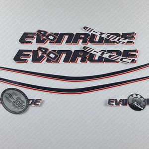 Può includere: Un set di adesivi Evinrude neri e rossi con il testo "Evinrude E-TEC" e "Evinrude BRP". Gli adesivi sono su uno sfondo bianco.