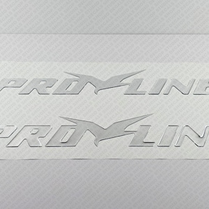 Op de afbeelding: Twee zilveren "PRO LINE" stickers. Elke sticker heeft de tekst "PRO LINE" in een vetgedrukte, schreefloze letter, met een gestileerde afbeelding tussen "PRO" en "LINE". De stickers staan op een lichte achtergrond met een herhaald patroon.