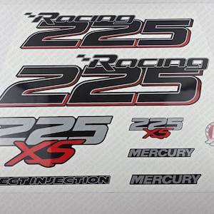 以下が含まれることがあります： 黒、赤、シルバーの「Racing 225」の文字が入ったデカールのシート。追加のデカールには「225 XS」、「Mercury」、「Direct Injection」が含まれます。デカールは光沢仕上げで、海洋用途向けに設計されています。
