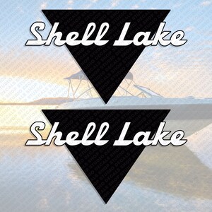 Könnte beinhalten: Zwei schwarze, nach unten zeigende Dreiecke mit den Worten "Shell Lake" in weißer Schrift. Der Hintergrund zeigt eine Seeszene mit einem Boot und einem Sonnenuntergang.