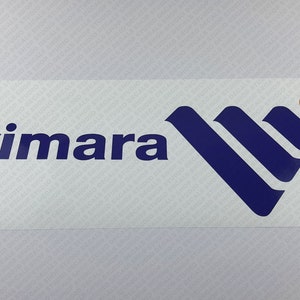 Peut inclure: Un logo blanc avec le mot "vimara" en texte bleu et une chaîne de montagnes stylisée bleue avec un cercle orange en haut.