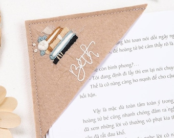 Personalized hand Embroidered corner bookmark |felt corner bookmark | teacher gift | custom name bookmark | birthday gift | Book accessories