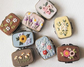 Handgefertigte, mit Blumen bestickte Pillendose - Reisemedizin-Organizer