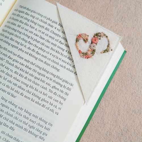 Handmade A-Z letter embrodery felt bookmark corner, Personalized hand Embroidered corner bookmark, teacher gift, custom name bookmark