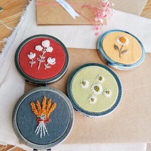 Hand embroidered pocket mirror,Embroidered compact mirror,make up mirror, bridesmaid mirror,compact mirror favor,valentine gift,gift for her 画像 3