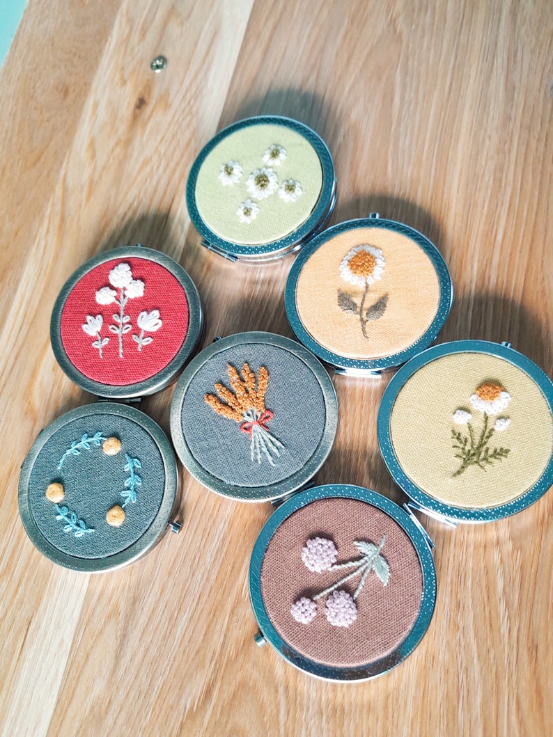 Hand embroidered pocket mirror,Embroidered compact mirror,make up mirror, bridesmaid mirror,compact mirror favor,valentine gift,gift for her 画像 4