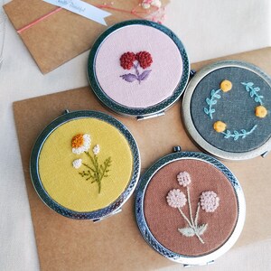Hand embroidered pocket mirror,Embroidered compact mirror,make up mirror, bridesmaid mirror,compact mirror favor,valentine gift,gift for her 画像 2