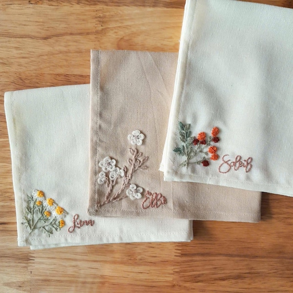 Fazzoletto di lino personalizzato: regalo con nome ricamato e fiori selvatici