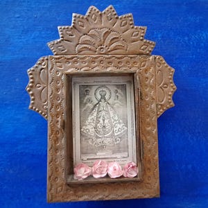 Gran Rústico Mexicano Virgen de San Juan de los Lagos pared de hojalata colgando nicho arte popular oxidado jugador de la iglesia católica altar de arte devocional Virgen