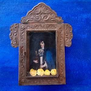Große rustikale mexikanische Dose Nicho gekrönte Nonne Wandbehang Volkskunst rostiger Schrein Schattenkasten Retablo Kolonialkunst