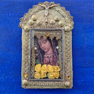 Virgen de Guadalupe dorada, nicho de Nuestra Señora de Guadalupe, santuario, nicho colgante de pared, arte popular, color dorado, barroco, iglesia católica mexicana