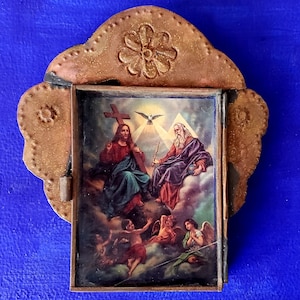 Rustikale mexikanische Dose Nicho Dreifaltigkeit Wandbehang Volkskunst rostiger Schrein Schattenkasten Retablo Sagrada trinidad