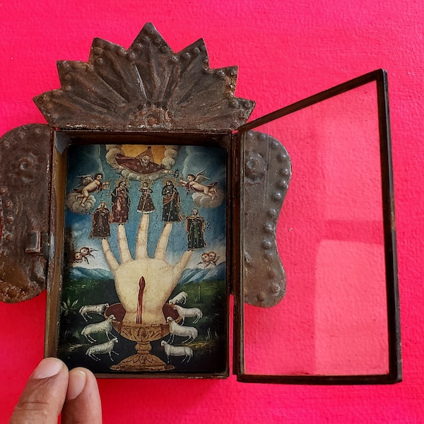 Rustique mexicain étain nicho Mano Poderosa Puissant mur à main suspendu art populaire rouillé sanctuaire catholique ombre boîte autel art colonial