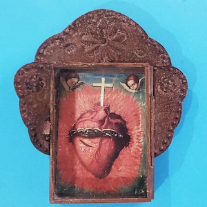 Rustikale mexikanische Dose Nicho Heiliges Herz Holly Familie Baby Jesus Putten Wandbehang Volkskunst rostig katholisch Schrein Schattenkasten Kreuz