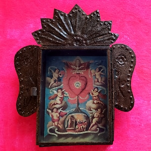 Nicho rústico mexicano de hojalata con querubines, ángeles, Sagrada Familia, Trinidad, arte popular para colgar en la pared, santuario católico oxidado, caja de sombras