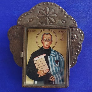 Saint Maximilian Kolbe, rustieke nicho tinnen muur opknoping religieuze kunst Mexicaanse volkskunst heiligdom van Mexico