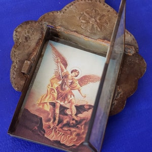 Rustikale mexikanische Dose Nicho Erzengel Miguel Wandbehang Volkskunst rostiger Schrein Schattenkasten Retablo Teufel Heilige katholische Kirche