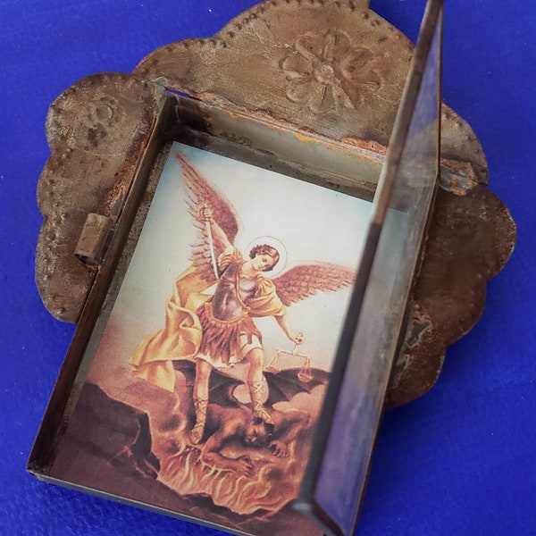 Rústico mexicano estaño nicho arcángel ángel Miguel pared colgante arte popular oxidado santuario caja de sombras retablo Diablo Santo Iglesia Católica