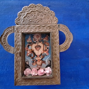 Große rustikale mexikanische Dose Nicho Sacred Heart of Christ Dornenkrone Milagros Wandbehang Volkskunst rostiger Schrein Schattenkasten Kolonialkunst