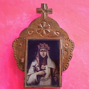 Rustikale mexikanische Dose Nicho gekrönte Nonne Wandbehang Volkskunst rostiger Schrein Schattenkasten Retablo Santa Rosa de Lima