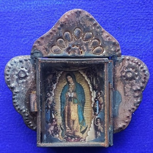 Nicho rústico mexicano de hojalata para colgar en la pared, Virgen de Guadalupe, arte popular, querubines oxidados, México vintage, arte religioso y cristiano