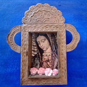 Große rustikale mexikanische Dose Nicho Virgen de Guadalupe Wandbehang Volkskunst rostige Schrein Schattenkasten Retablo Unsere Dame von Guadalupe
