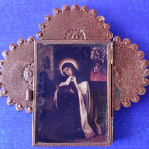 Nicho de hojalata rústico mexicano, monja Santa Teresa de Ávila, colgante de pared, arte popular, santuario católico oxidado, retablo, caja de sombra