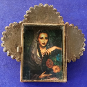 Nicho rústico mexicano de hojalata, señora mexicana Michoacana con batea, artista Jesús Helguera, colgante de pared, arte popular, santuario oxidado, caja de sombra